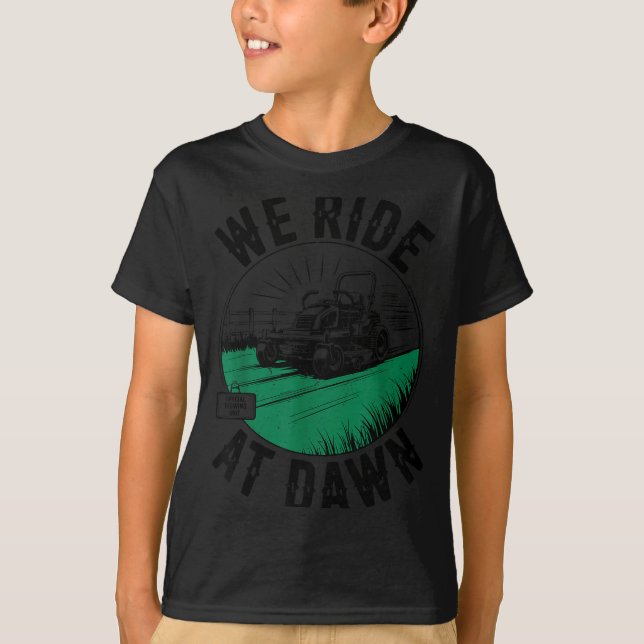 Camiseta We Ride At Dawn Lawn Mower Zero-turn Funny Dad Mow (Frente)