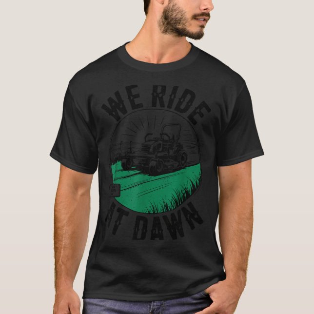 Camiseta We Ride At Dawn Lawn Mower Zero-turn Funny Dad Mow (Frente)
