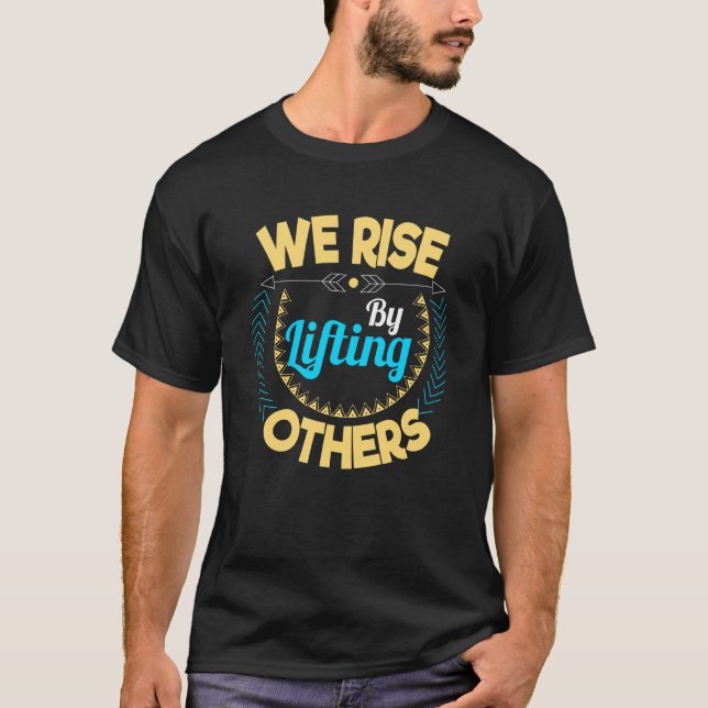 Camiseta We rise by lifting others Motivation and inspirati (Frente)