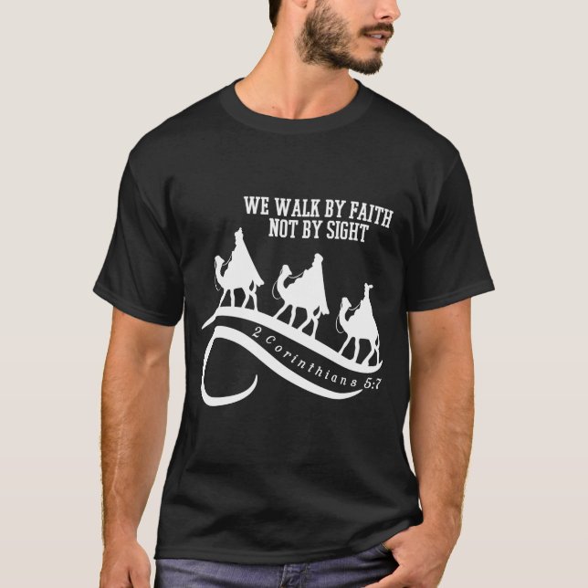 Camiseta We Walk By Faith Not By Sight Christian Christmas  (Frente)