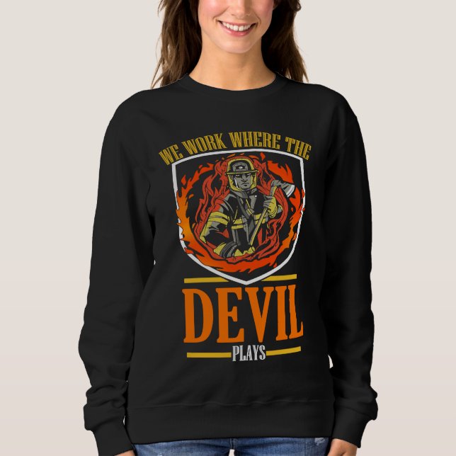 Camiseta We Work Where The Devil Plays Firefighting Fireman (Frente)