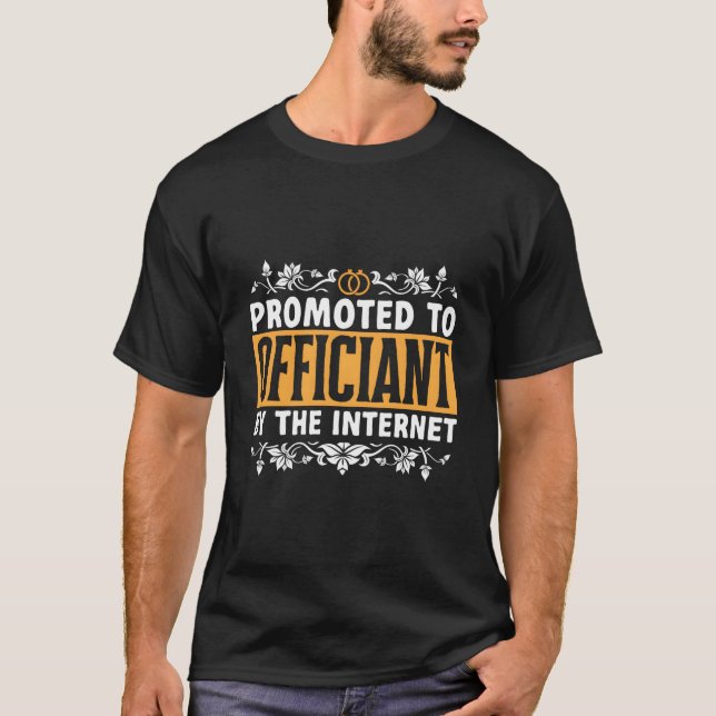 Camiseta Wedding Officiant Promoted To Officiant By The Int (Frente)