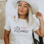 Camiseta Western Cowgirl Custom Rodeo Mama<br><div class="desc">Procurando o presente perfeito para a melhor mãe Rodeo de uma vaquinha? Esta camisa da mãe ocidental é o presente perfeito para todas as mães amantes do país! A fonte única da corda que diz "Mamãe" está cercada por estrelas rosa cintilantes. Fácil de personalizar o ano. Este é um presente...</div>