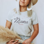 Camiseta Western Cowgirl Rodeo Personalizou Mamãe<br><div class="desc">Procurando o presente perfeito para a melhor mãe de uma vaquinha? Esta camisa da mãe ocidental é o presente perfeito para todas as mães amantes do país! A fonte única da corda que diz "Mamãe" está cercada por estrelas rosa cintilantes. Fácil de personalizar o ano. Este é um presente de...</div>
