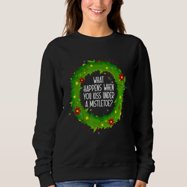 Camiseta What Happens When You Kiss Under A Mistletoe (Frente)