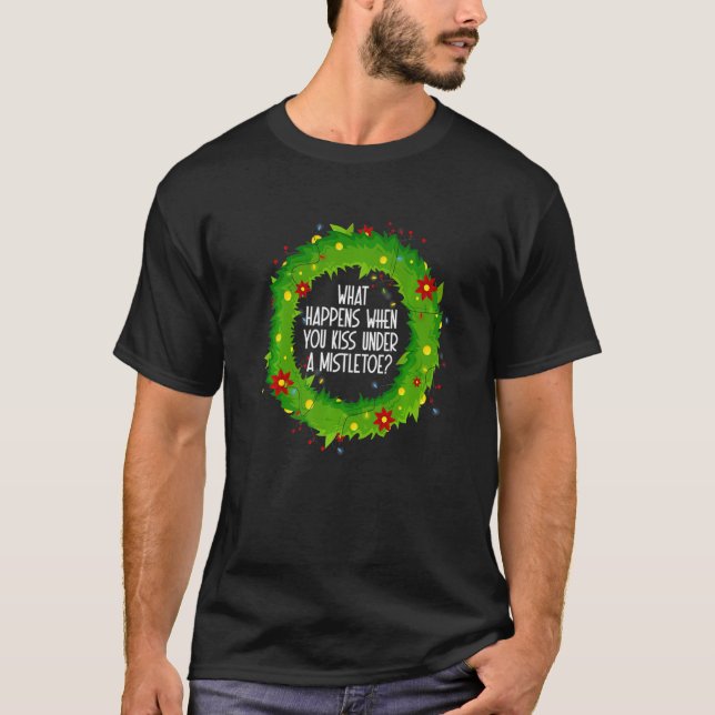 Camiseta What Happens When You Kiss Under A Mistletoe   (Frente)