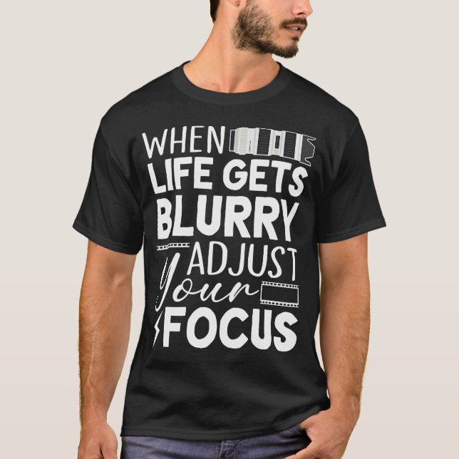 Camiseta When Life Gets Blurry Adjust Your Focus Funny Phot (Frente)