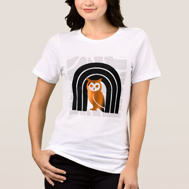 Camiseta Whimsical Boho Owl & Tropical Monstera Leaf (Frente)