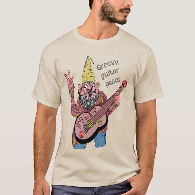 Camiseta Whimsical Gnome with Peace Guitar, Groovy 60s Vibe (Frente)