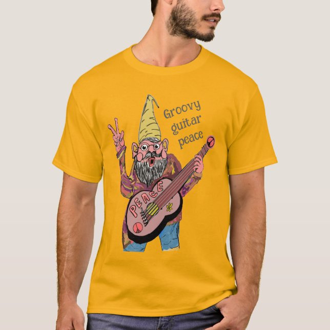 Camiseta Whimsical Gnome with Peace Guitar, Groovy 60s Vibe (Frente)