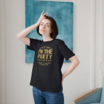 Camiseta White Happy 50º Aniversário. Eu sou o texto Dourad<br><div class="desc">Design tipográfico moderno e bonito - Eu sou o partido em texto impressão personalizável de textura dourada,  em moldura brilhante dourada. Fundo branco que você pode mudar. Feliz aniversário de 50 anos ou para qualquer festa.</div>