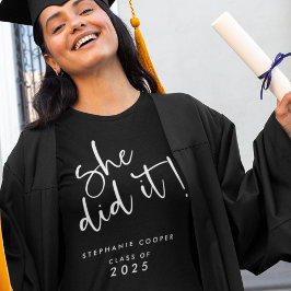 Camiseta White Script Ela Fez Isso Nomeando Graduação 2025