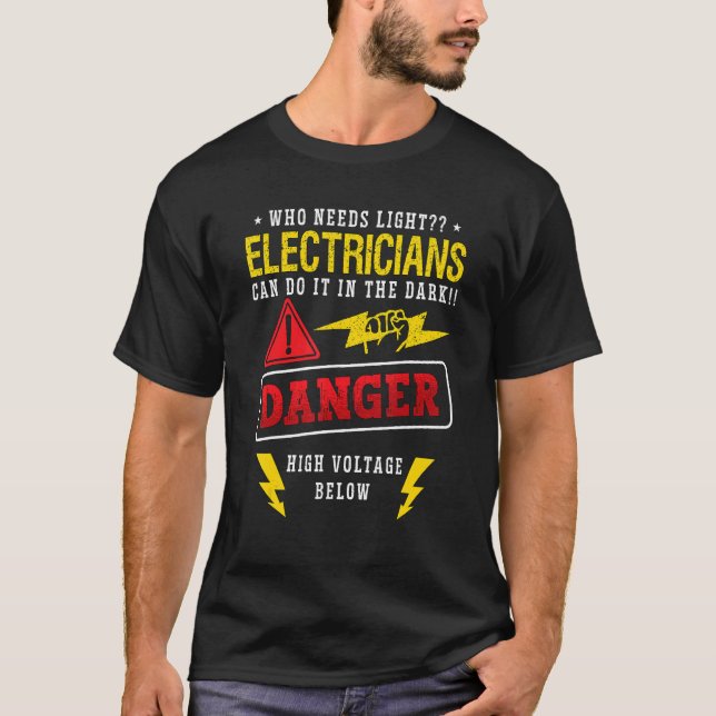Camiseta Who Needs Light Head Electrician Wireman Electroni (Frente)