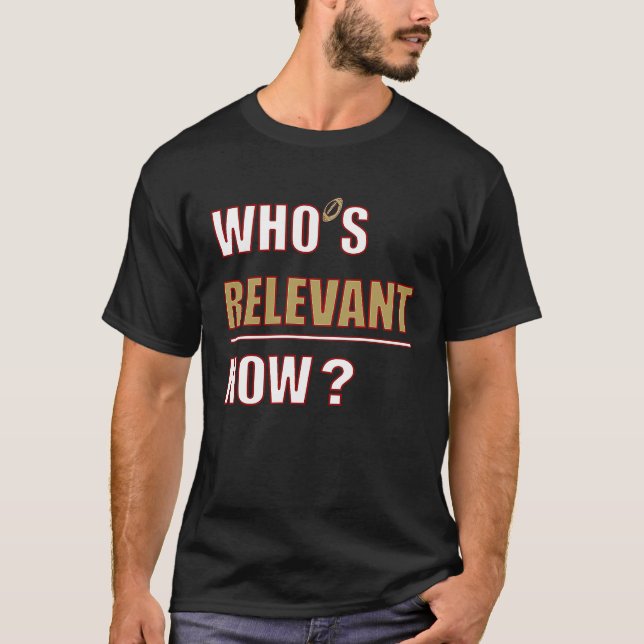 Camiseta Who's IrRelevant Now Game Day Red and Gold Team Fo (Frente)