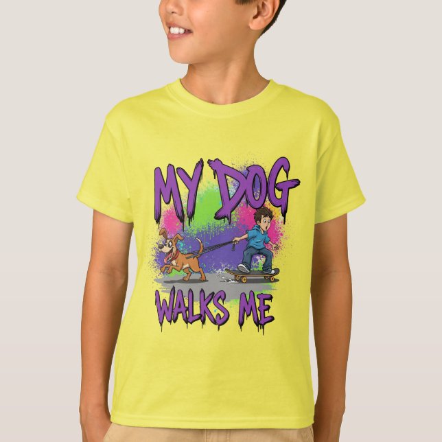 Camiseta Who's Really in Charge? – My Dog Walks Me (Frente)