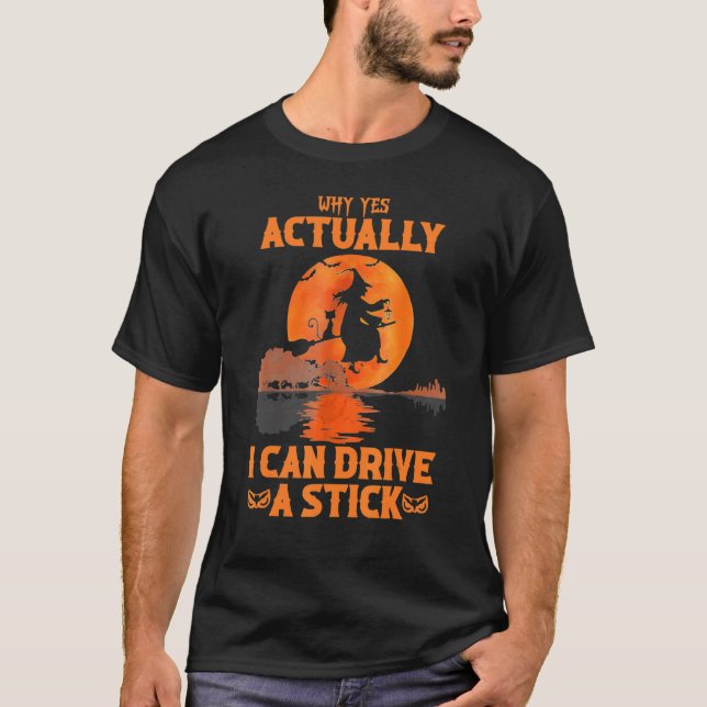Camiseta Why Yes Actually I Can Drive A Stick Halloween Wit (Frente)