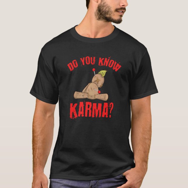 Camiseta Wicca Witchcraft Você Conhece Karma Voodoo Doll (Frente)