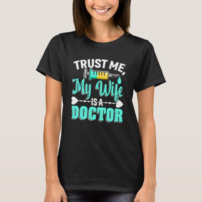 Camiseta Wife Is A Doctor Med School Medical Students Docto (Frente)