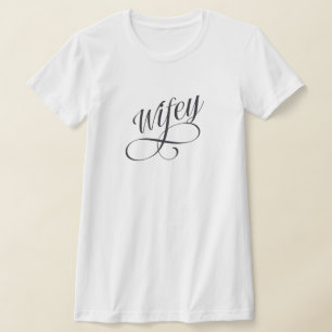 Camiseta Wifey Cute Script Recém-castigado