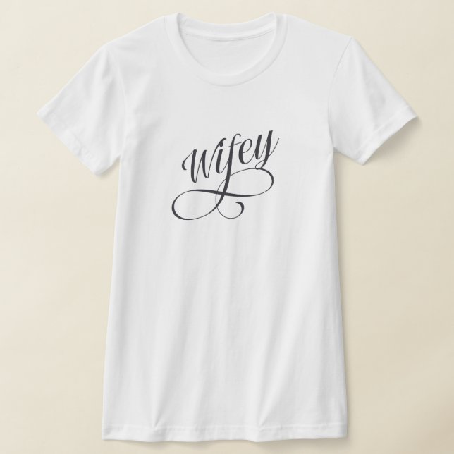 Camiseta Wifey Cute Script Recém-castigado (Postura )