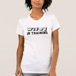 Camiseta Wifey em treinamento<br><div class="desc">A camisa engraçada diz Wifey em Treinamento.  Esta camisa é totalmente personalizável,  pois você pode mudar todas as palavras.  Faz um presente de Excelente!</div>