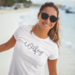 Camiseta Wifey Modern Black Script Diamond<br><div class="desc">Um guião moderno com o diamante sobre o i para a festa de solteira,  chá de panela ou futura Sra. Presente.</div>