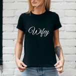 Camiseta Wifey Modern Honeymoon White Script Black Women's<br><div class="desc">Wifey Modern Lua de mel White Script Black-Shirt de mulheres negras.</div>