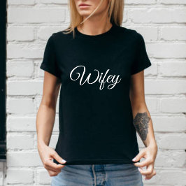 Camiseta Wifey Modern Honeymoon White Script Black Women's