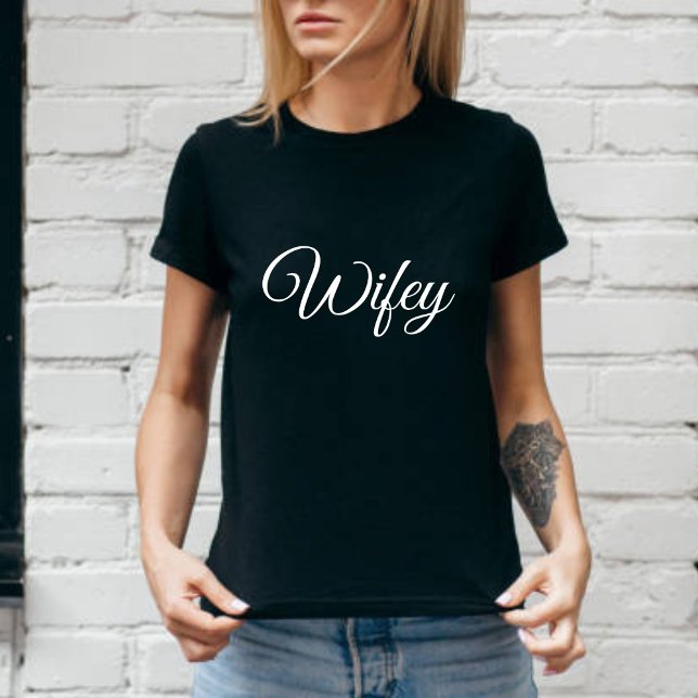 Camiseta Wifey Modern Honeymoon White Script Black Women's (Criador carregado)