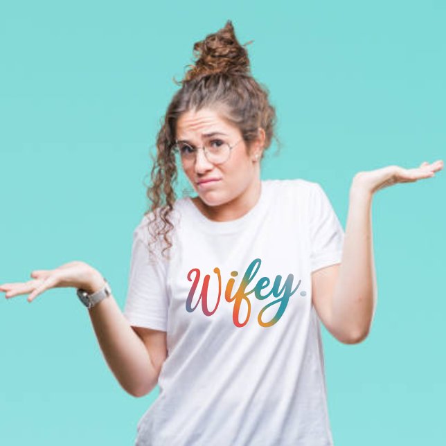 Camiseta Wifey Modern Multicolor Script White Mulheres (Criador carregado)