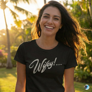 Camiseta Wifey Modern White Script Mulheres Negras