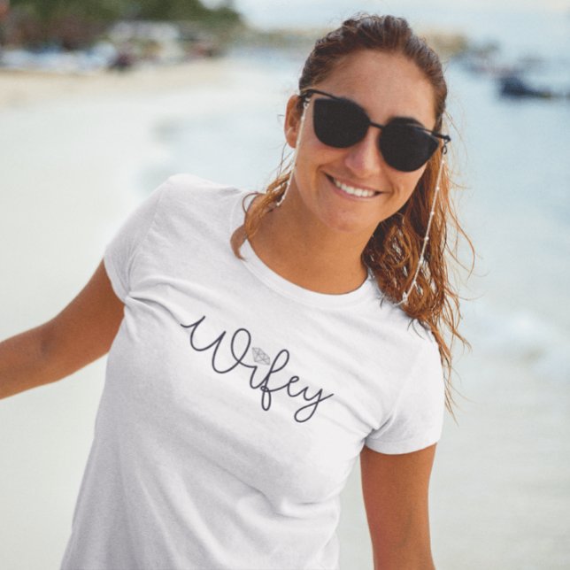 Camiseta Wifey Moderno Letra Preta com Diamante  (Criador carregado)