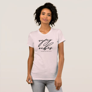 Camiseta Wifey Vibes Blush Rosa e Preto com Nome