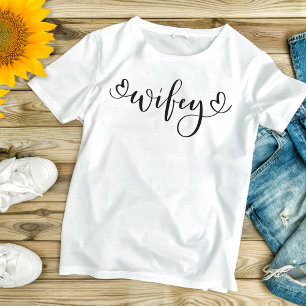 Camiseta Wifey White Modern Black Script Hearts Mulheres