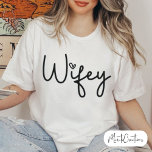 Camiseta Wifey White Modern Black Script Woman's Gift Bride<br><div class="desc">Wifey White Modern Black Script Woman's Gift Bride. It is the shirt of the season of handcuffs,  fashionable shirt,  with aesthetic calligraphy. Gift for wife.</div>