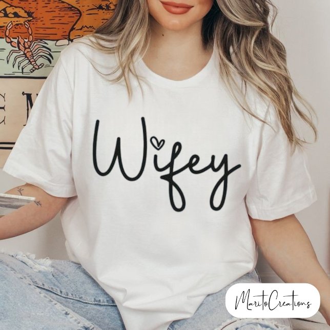 Camiseta Wifey White Modern Black Script Woman's Gift Bride (Criador carregado)