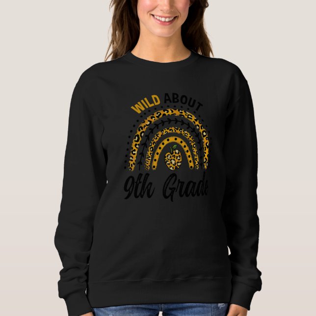 Camiseta Wild About 9th Grade Teacher Rainbow   (Frente)
