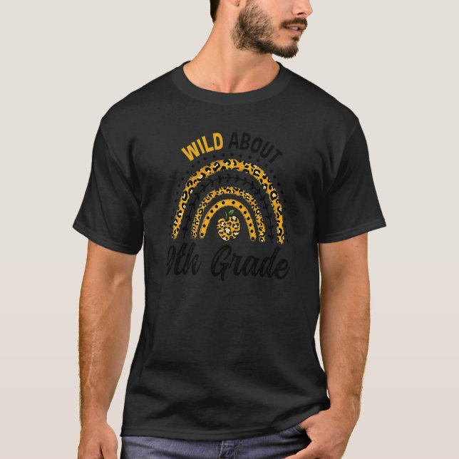 Camiseta Wild About 9th Grade Teacher Rainbow   (Frente)