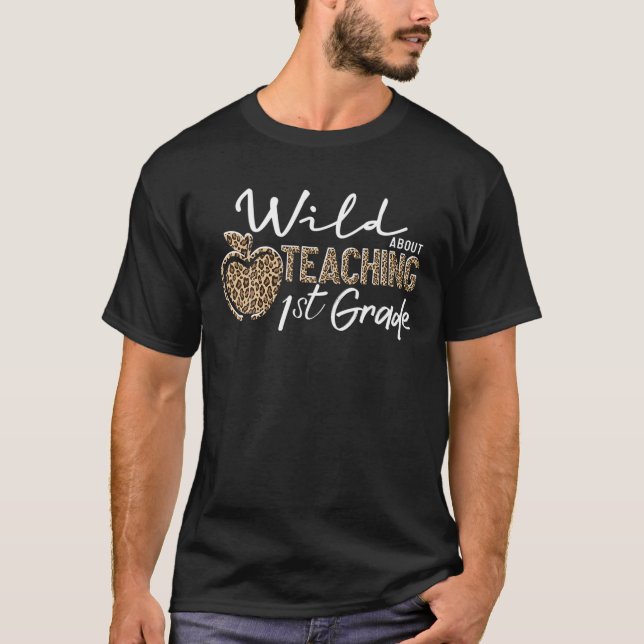 Camiseta Wild About Teaching School Crew 1St Grade Teacher (Frente)