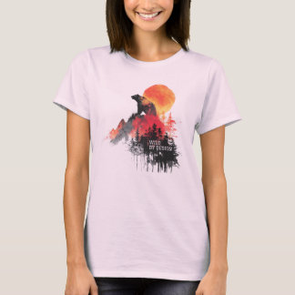 Camiseta Wild by Design – Abstract Bear & Mountain Wilderne
