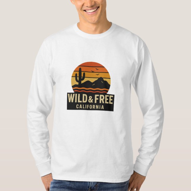 Camiseta 🌅 Wild & Free California - Retro Sunset Desert Ad (Frente)