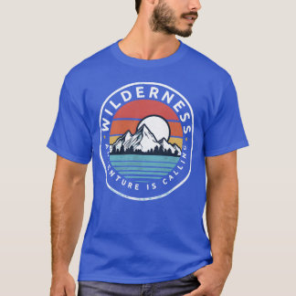 Camiseta Wilderness Adventure Is Calling Hiking Camping fam