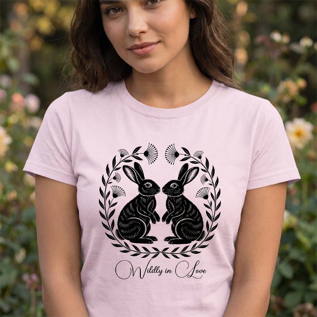 Camiseta Wildly in Love | Linocut Rabbits Romantic (Criador carregado)