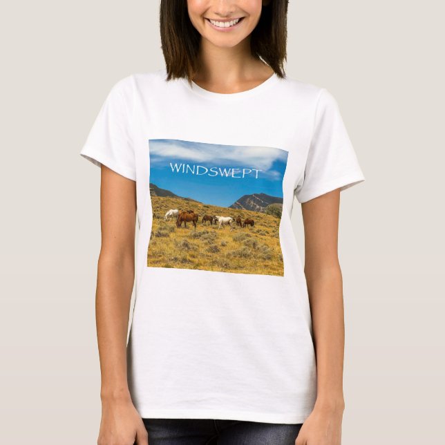 Camiseta WINDSWEPT Mountain View where horses graze scenic. (Frente)