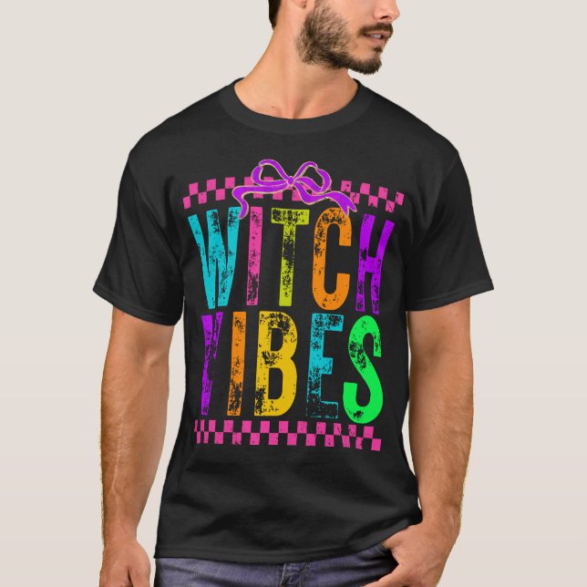 Camiseta Witch Vibes Halloween Neon Checkered Bow (Frente)