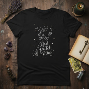 Camiseta Witchy Minimal — Vibes de Bruxa Má Linhas Modernas