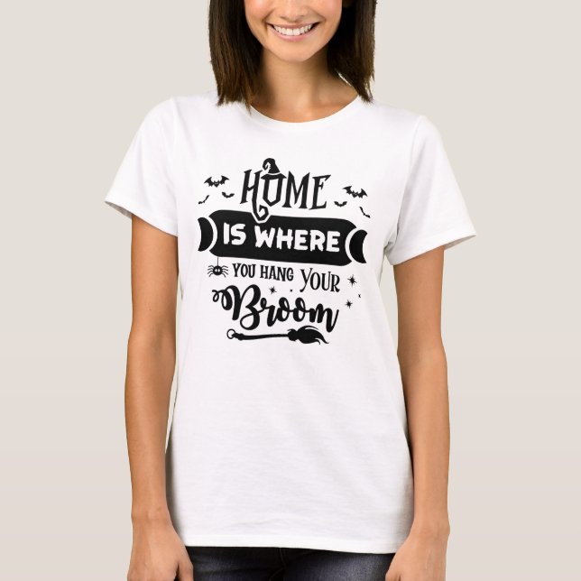 Camiseta Witchy, o lar é onde você entrega sua vassoura (Frente)