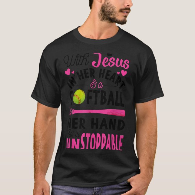 Camiseta With Jesus In Her Heart And A Softball She Is Unst (Frente)
