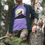 Camiseta Wolf Howling personalizado na ilustração da lua<br><div class="desc">Mostre o seu lado selvagem com esta árvore gráfica personalizada. Ele apresenta uma ilustração ao estilo da silhueta de um lobo em preto uivando em um fazer de lua amarela pálida que é perfeito para quem ama lobos e animais. Esta camisa está pronta para ser personalizada com sua própria mensagem...</div>