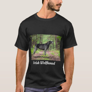 Camiseta Wolfhound negro irlandês posando na Floresta